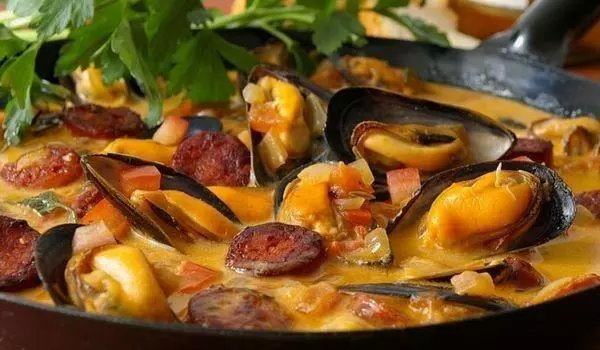 SPANISH MUSSELS WITH CHORIZO